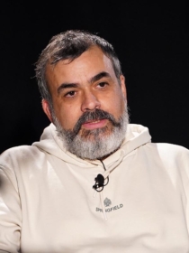 Beograd, 22. oktobra 2024.-Gost nove epizode video serijala Tanjug Reflektor bio je reditelj Marko Backović koji je govorio o svom filmu "Izolacija", čija je premijera 29. oktobra u Sava centru. Backović je rekao da je ideja o "Izolaciji" nastala pre desetak godina iz njegove želje da snimi "po svaku cenu svoj dugometražni film", pa je koncipirao ostvarenje koje se de&scaron;ava na jednoj lokaciji sa jednim glumcem.  FOTO TANJUG/ JADRANKA ILIĆ/ nr